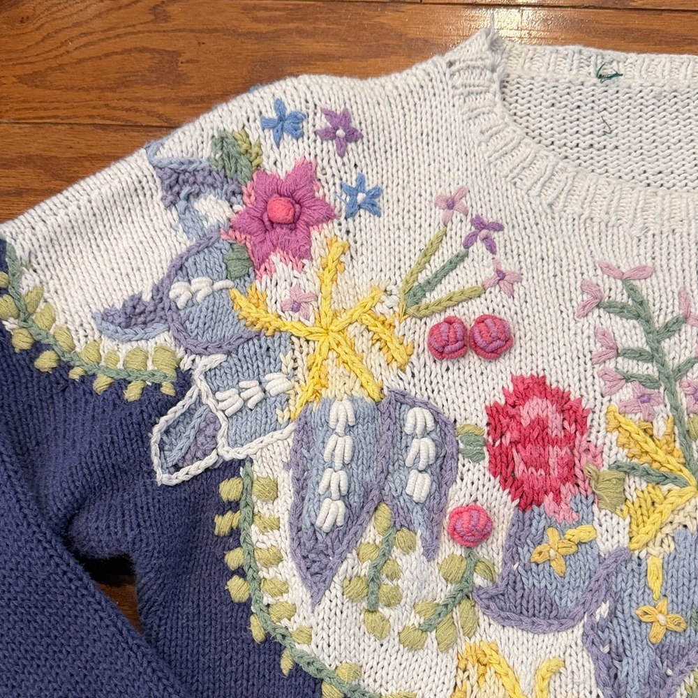 Vintage Floral Embroidered Women's Sweater - Blue and White. Hand knit - Picture 2 of 16